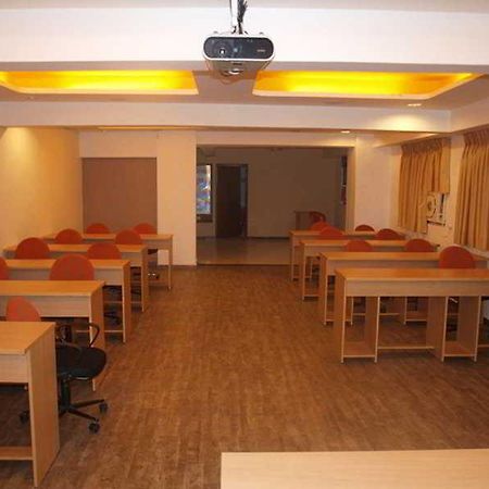 Hotel Maan Residency Ahmedabad Buitenkant foto