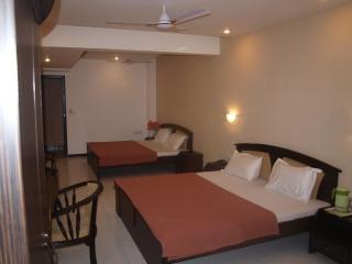 Hotel Maan Residency Ahmedabad Buitenkant foto