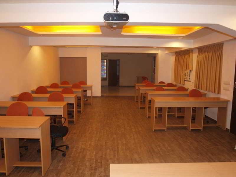 Hotel Maan Residency Ahmedabad Buitenkant foto