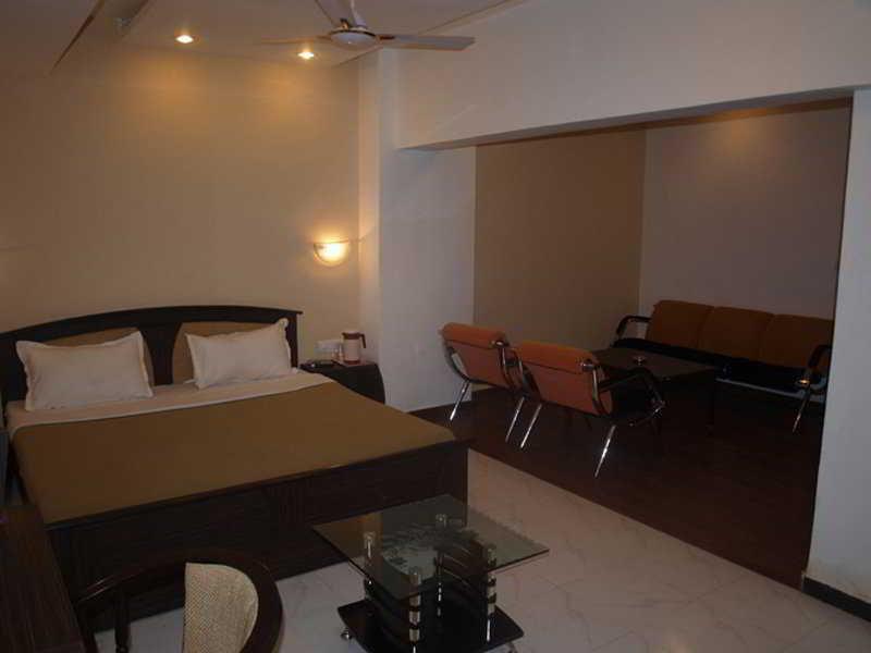 Hotel Maan Residency Ahmedabad Buitenkant foto
